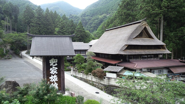 4階建ての豪壮な富士系合掌造りの宿。