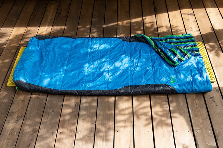 布団に近い感覚で使える封筒型のシュラフ。