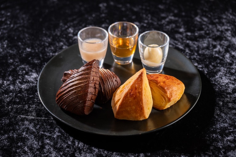 スコーンは、ショコラとプレーンの2種類。カカオフルーツのジャム、クロテッドクリーム、はちみつ付き。ドリンクメニューにはアフタヌーンティー限定のフレーバーティー3種も用意され、フリーフローでいただける。