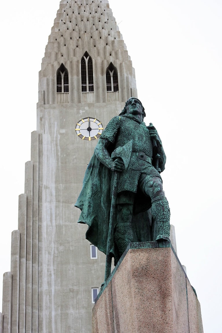 丘の上のハットルグリムス教会はアイスランドで最も高い教会。