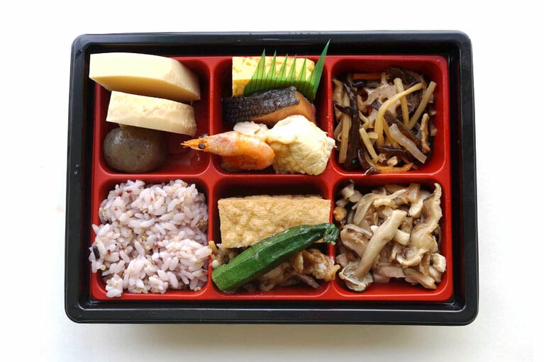 十二品目のおかずと黒米キヌア弁当 499円。