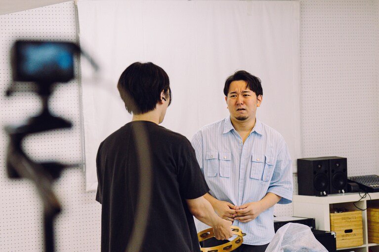 「忘れられてしまった記憶へ目を向けたい」ポッドキャスト演劇に挑戦するロロ・三浦直之が新作『まれな人』にかける思い。稽古風景。