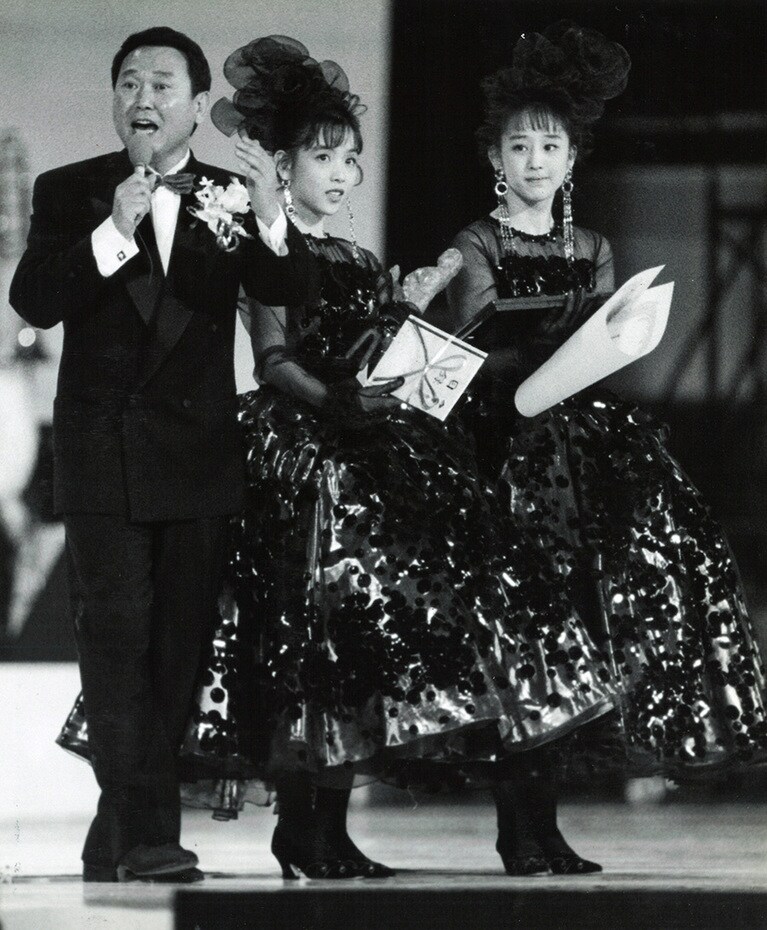 「淋しい熱帯魚」で平成元年のレコード大賞を受賞した時のWink。素晴らしくキュートである。しかしこの写真で一番目立っているのは司会の板東英二。ちなみに女性の司会は楠田枝里子であった。さぞかし賑やかなレコード大賞だったことだろう。