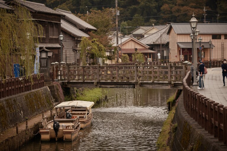 「小江戸さわら舟めぐり」は、伊能忠敬旧宅の目の前にある荷揚げ場が乗船場。すぐ上の橋は「残したい日本の音風景100選」にも選ばれた樋橋（とよはし）。樋から水があふれ落ちる音から「ジャージャー橋」と呼ばれるように。