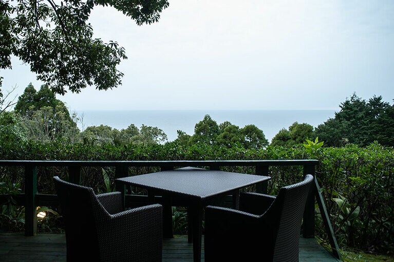 ヴィラCのレストランのテラスや、すぐ近くの鬼海ヶ浦展望所から、東シナ海を一望。夕日の美しさは格別。