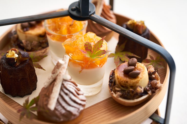 スイーツプレートのイメージ。栗や柿など厳選された旬の素材をふんだんに使い、秋の温もりと上品さを感じられるようにと考案されたメニューが並ぶ。