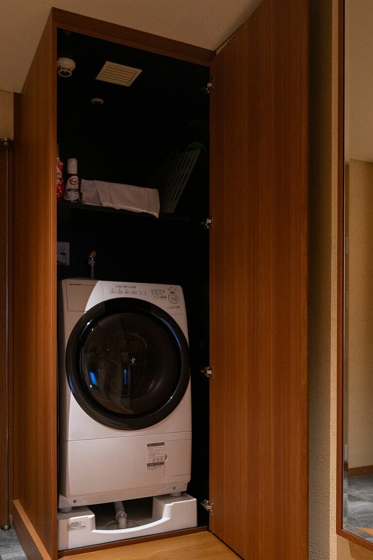 長期の旅でも快適に過ごせるよう、ドラム式洗濯乾燥機が完備され、上質なアメニティ類も用意。