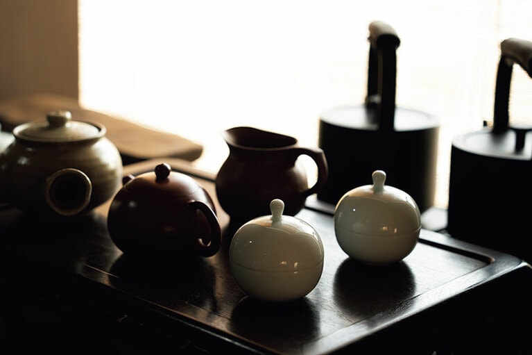 茶器も菓器も韓国の作家ものが中心。