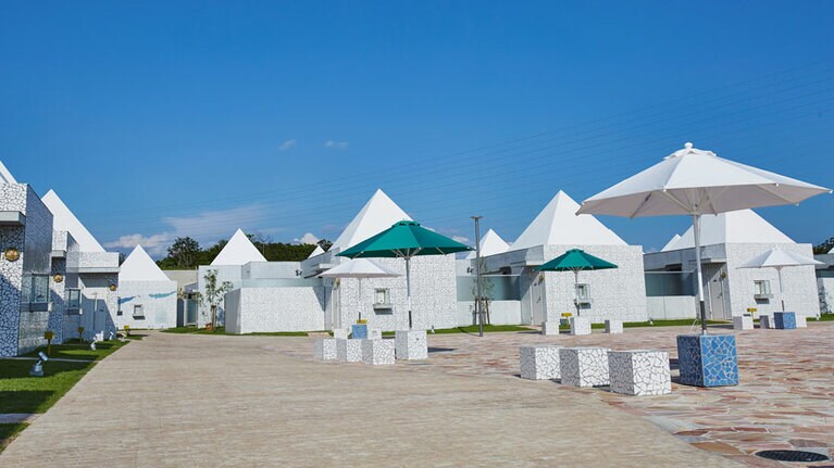 個性的なデザインのコテージが並ぶリゾート内。