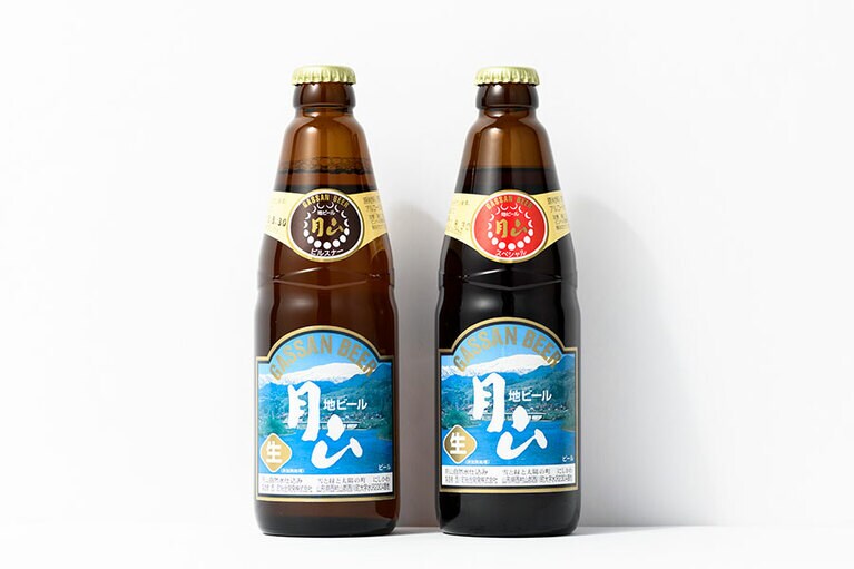 【山形】道の駅にしかわの「地ビール月山」各500円(各330ml)。左から：ピルスナー、ミュンヒナー。