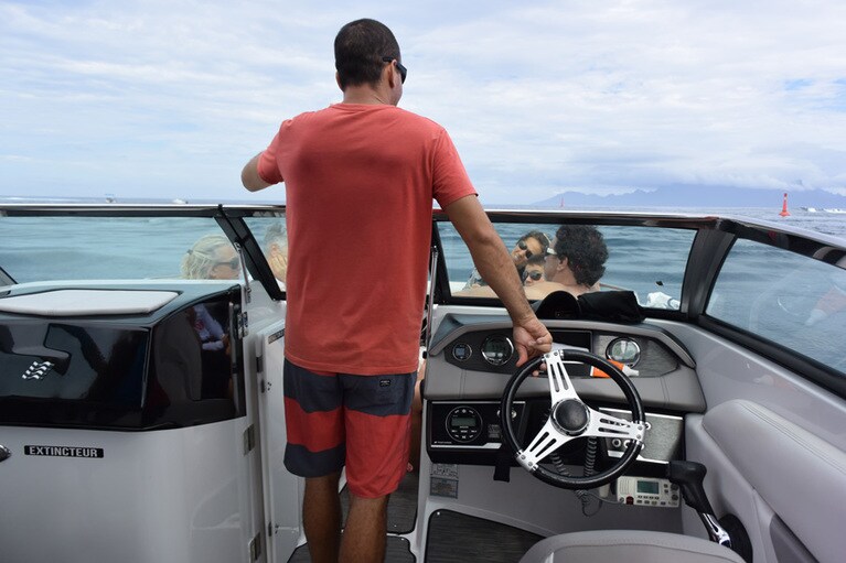 ボートキャプテンは周囲のボートに携帯電話で連絡を取りつつ、クジラの情報をゲット。一方でゲストへのケアもしっかり。