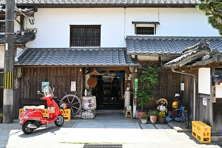 舟屋群の一角にある「向井酒造」。