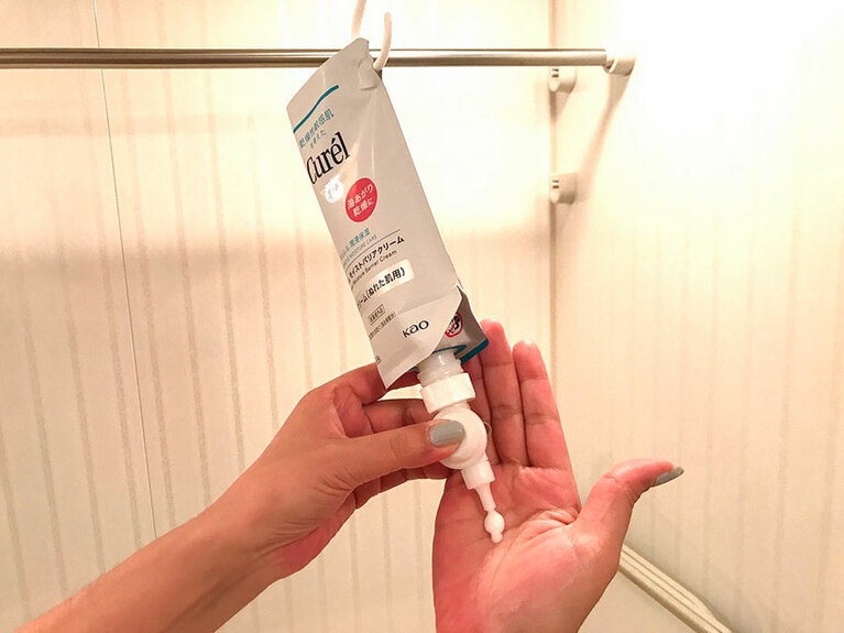 桟だけでなく、お風呂周りの引っ掛けられるところならどこにでも掛けられるし、S字フックのセッティングが難しくない点も優秀。ノズルの横の丸い部分を軽く押せば、クリームが出てくる仕組み。