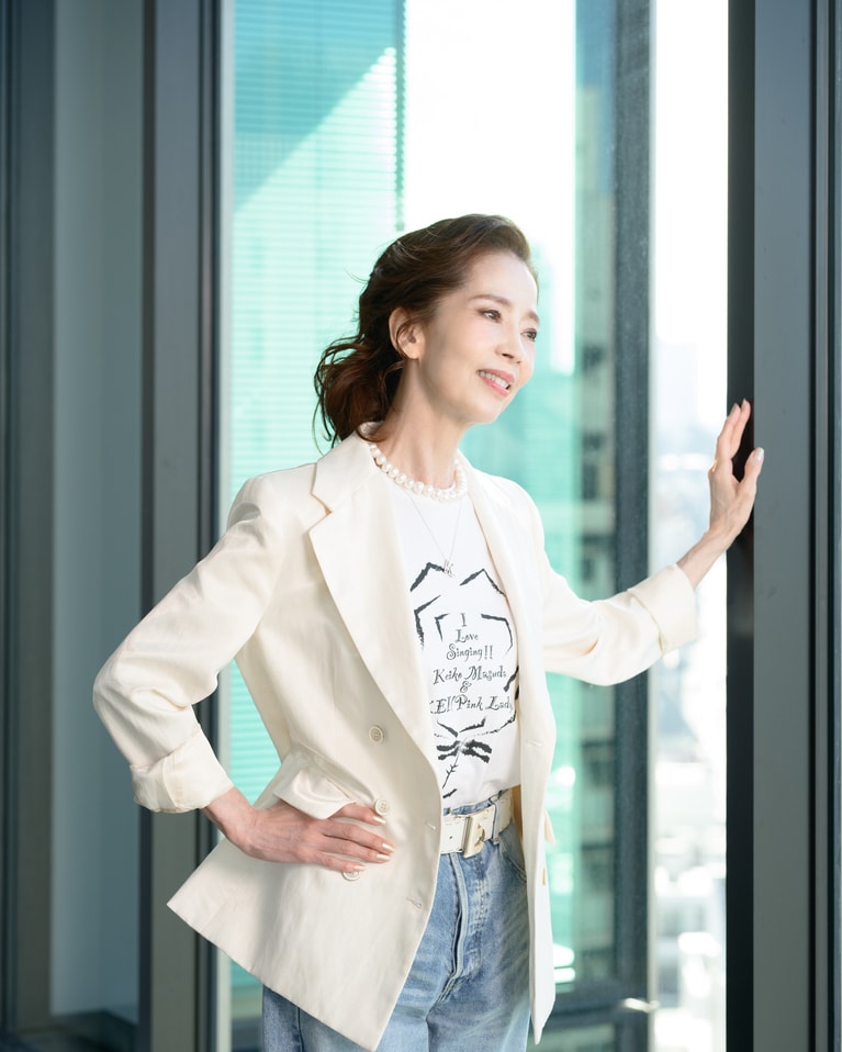 凛とした立ち姿の増田惠子さん。