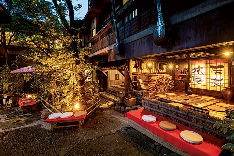 【黒川温泉 いこい旅館】寒い季節は、中庭に面した昔ながらの囲炉裏を囲んで温まりたい。囲炉裏の横には足湯が。