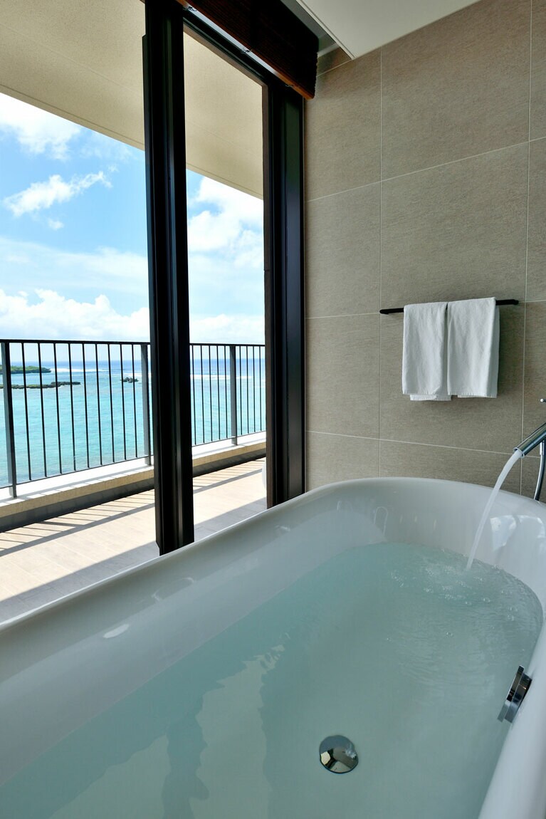 “オーシャンコーナースイート” の海を眺めるバスタブも気分爽快。