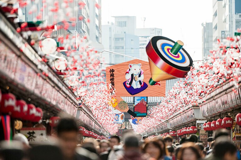 初詣には290万人近くが訪れるという浅草寺。仲見世にも観光客が溢れる。