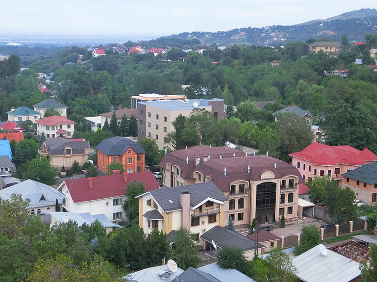 カザフスタン最大の都市はアルマトイ。山麓に広がる住宅街はカラフルでかわいらしい。
