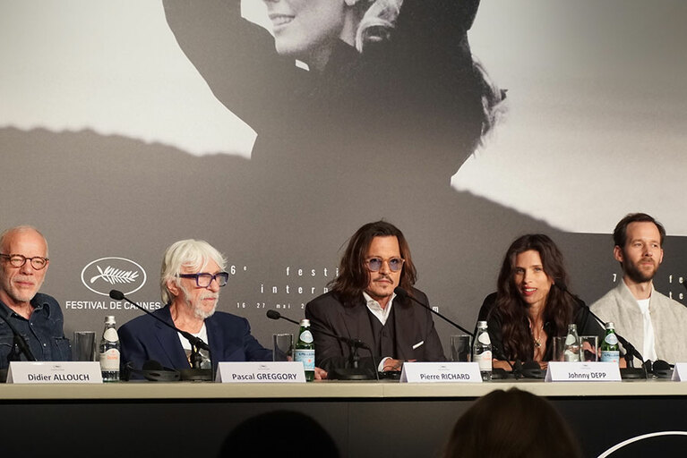 開幕作「JEANNE DU BARRY」（原題）の会見。ジョニー・デップはルイ15世を演じ、見事なフランス語を披露。会見には遅れてきたが上機嫌だった。右隣は監督でありデュ・バリー夫人役のマイウェン。左端は以前CREA WEBにも登場してくれた、パスカル・グレゴリー。