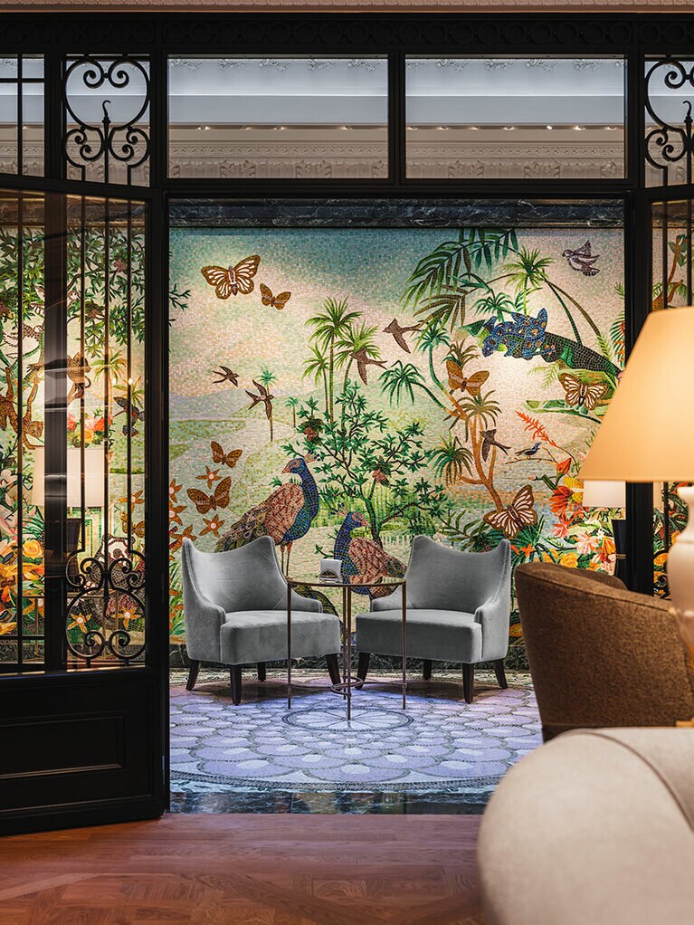 ベランダにはショパールのコレクション“アニマルワールド”にちなんだモザイクが。