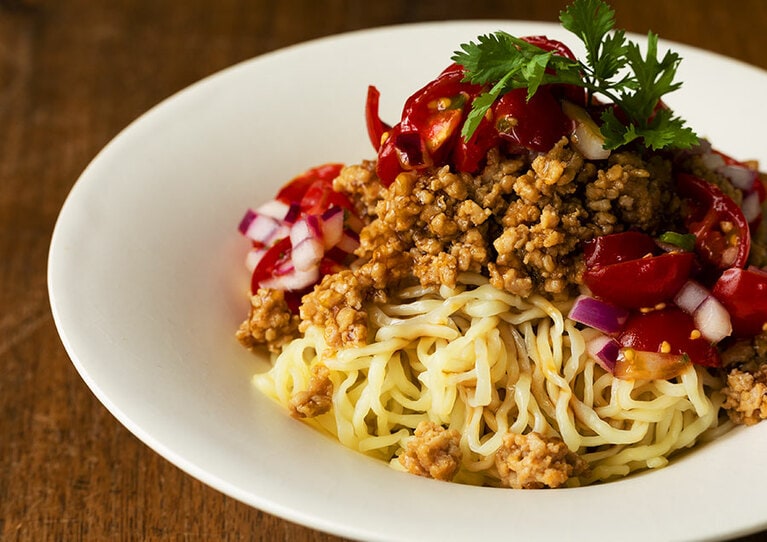 肉そぼろとサルサソースのせ冷やし麵。
