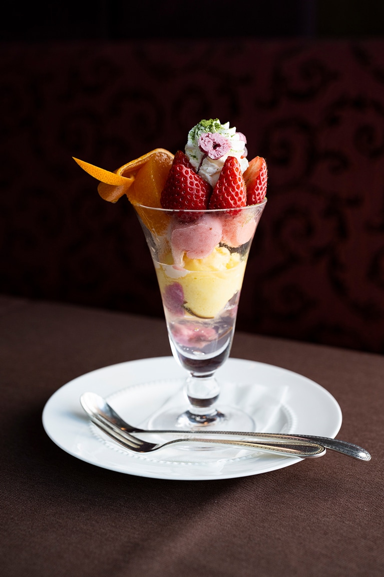 クイーンストロベリーと柑橘の桜パフェはこの時期だけの贅沢な一品。
