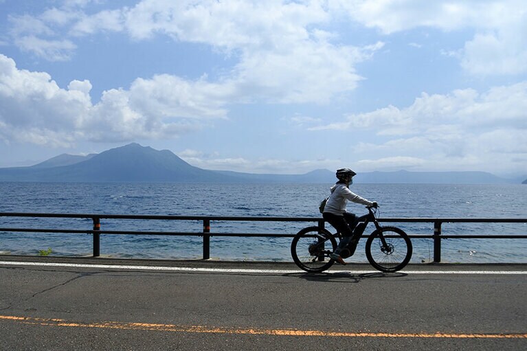 電動アシスト機能付きのe－バイクなら、温泉街から約8キロ離れたポロピナイカンパニーへも30分足らずで行けます。