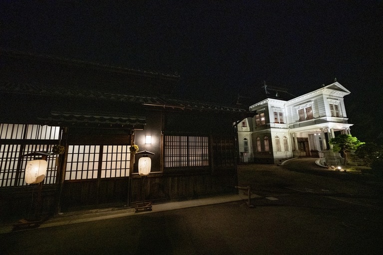 奇怪夜行の入口。右奥の西洋館も会場となる。