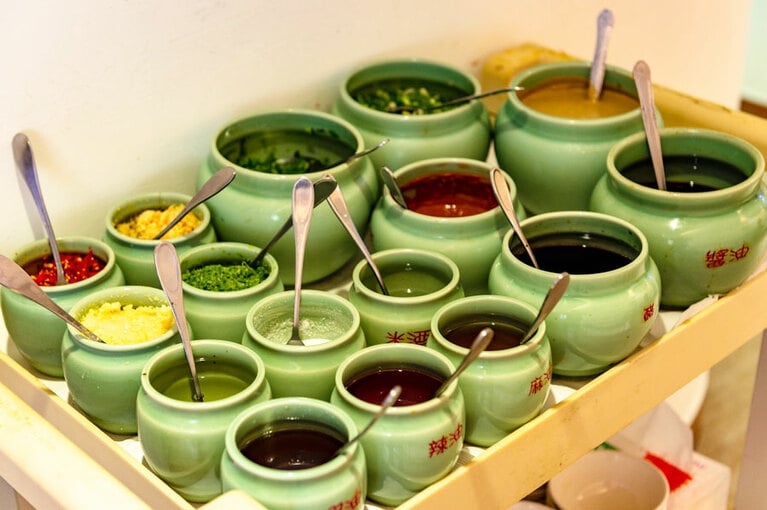 ゴマダレやラー油のほか薬味も合わせて16種類から調合。