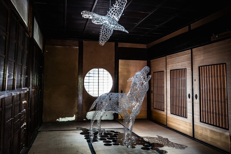 「西川庄六別邸」に展示されている西島雄志の作品。