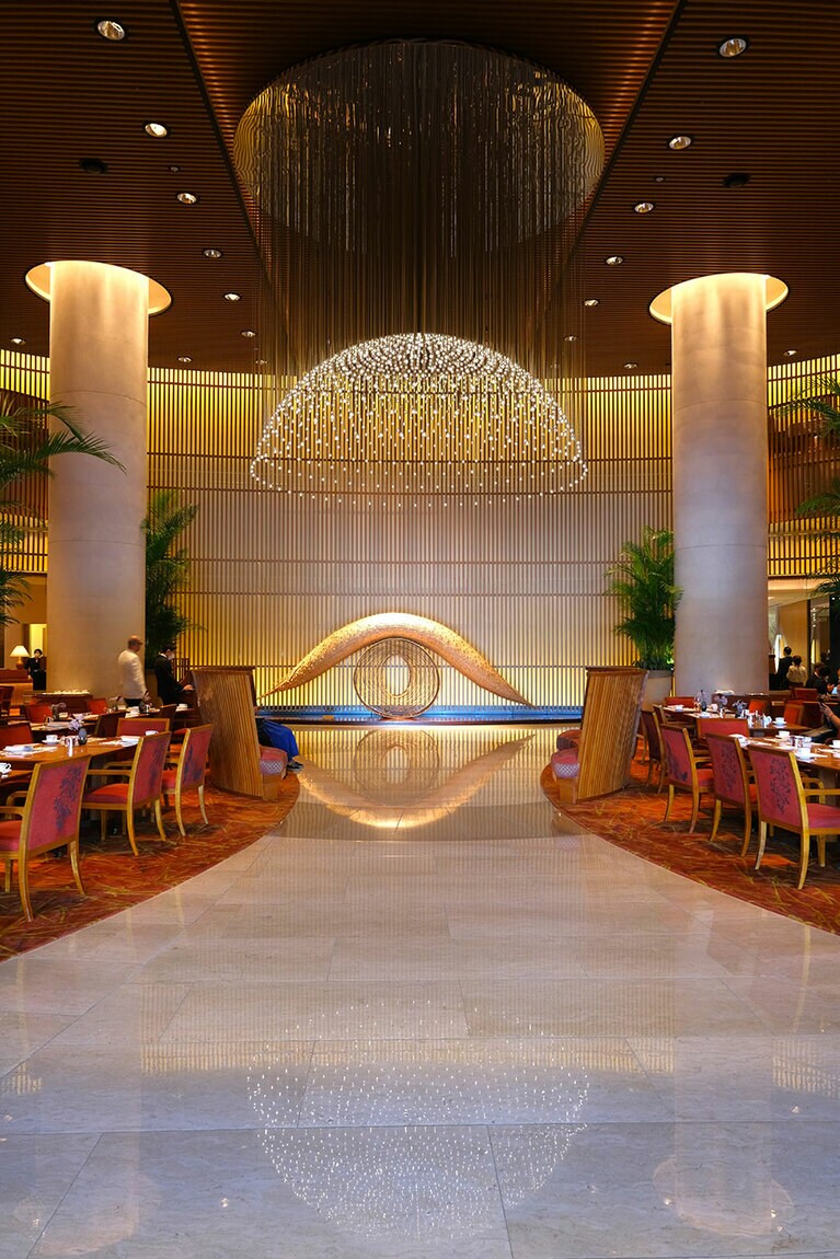 吹き抜けの天井とシャンデリアが印象的なロビー。