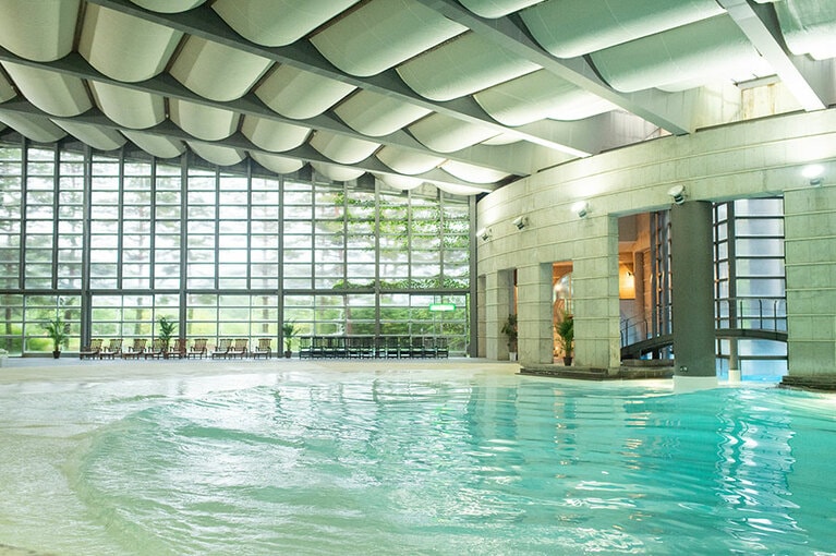 毎時10分間、波が押し寄せるプール。海から遠く離れた八ヶ岳で、マリンリゾートを楽しんでいる気分！