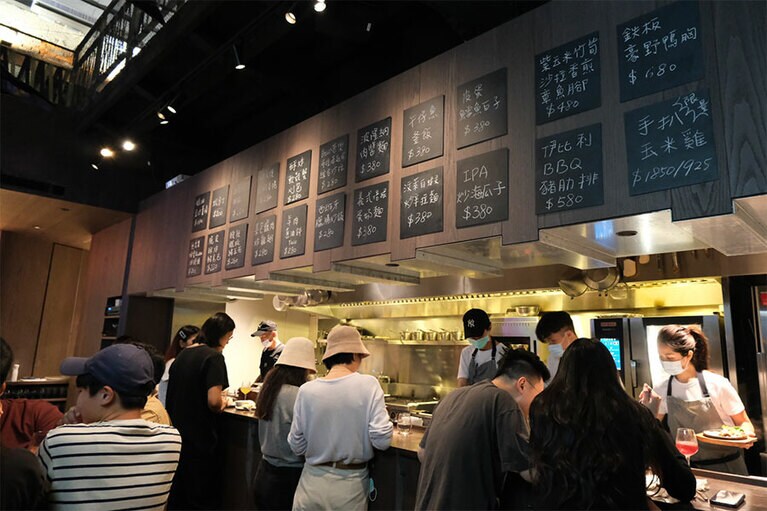 at ease by Paul Leeの店内。コロナ禍でも予約が困難なほどの賑わいをみせる人気店に。