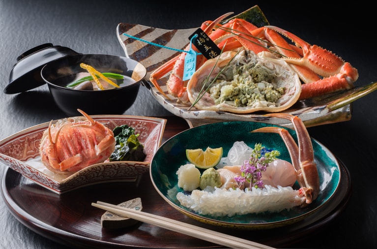 冬限定の「ずわい蟹コース」83,750円～（税・サ込み、1泊2食付き、2名1室の場合）。