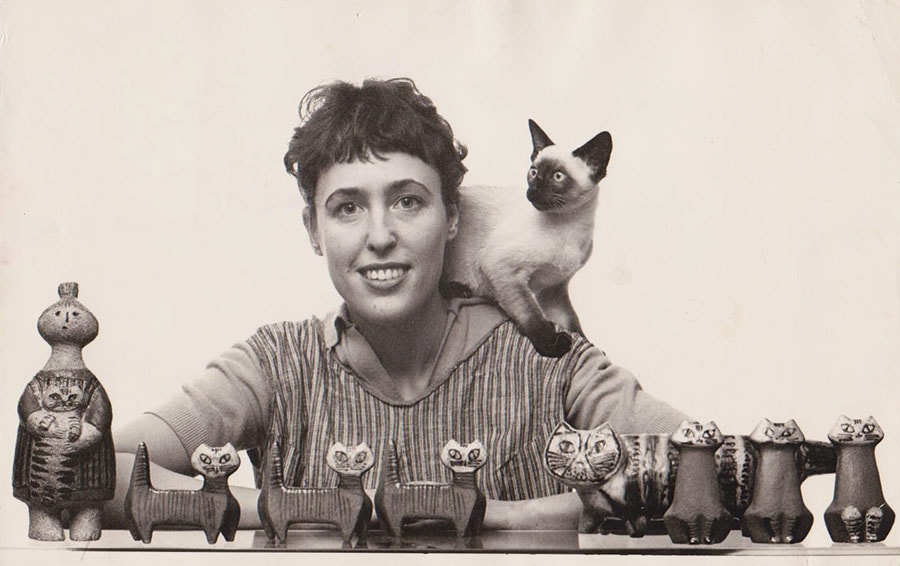 大学卒業後、スウェーデンの陶磁器メーカー･グスタフスベリに入社したリサ。在籍した26年の間、数々の猫の作品を手がけた。©LISA LARSON