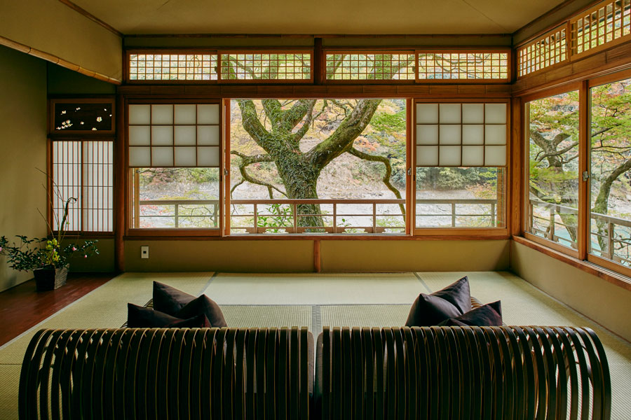 嵐山の絶景を正面に眺める客室。