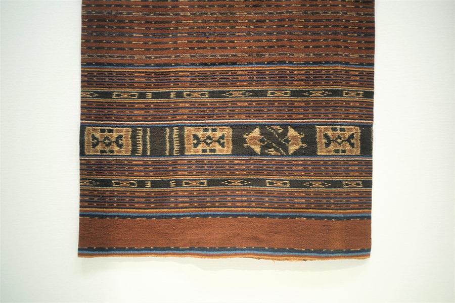 マンタを描いたイカットがレンバタ島の伝統的なスタイル。こちらは婚資として織られたもの。