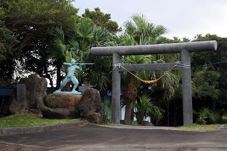 門倉岬の入り口には鉄砲を構えた人の像が。