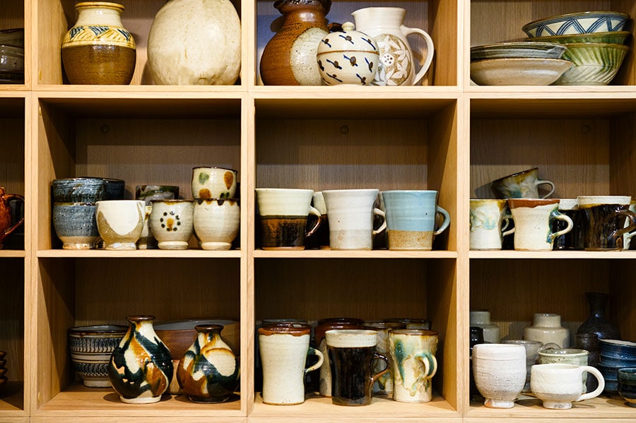 無印良品の2段ボックスを40個以上用意して独自に組み立てた棚には、陶器がズラリと並ぶ。