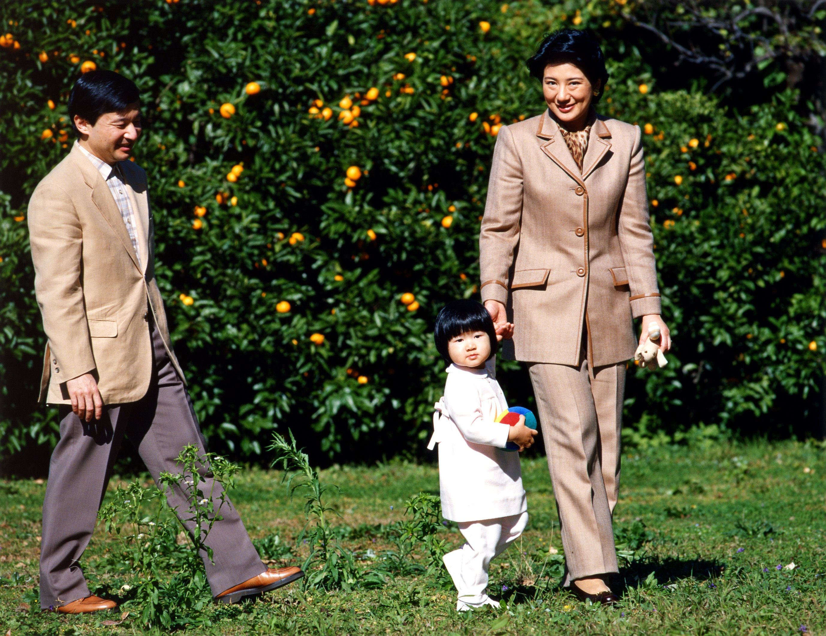 2003年11月、東宮御所のお庭を散策されるご一家。12月から雅子さまは長期療養に入られた　宮内庁提供