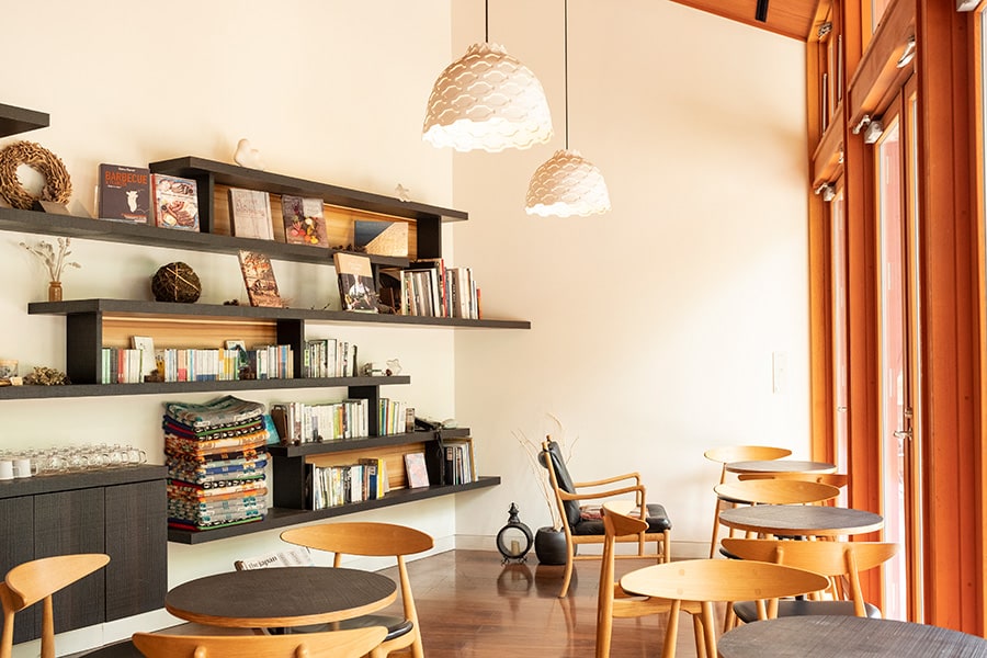 ライブラリーカフェには、自然に関連した小説やエッセイ、実用書が並ぶ。