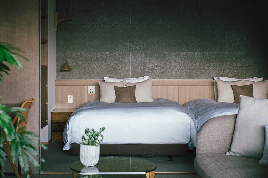 ベッドはシモンズ社との共同開発。オリジナルのルームウェアに着替えて質のよい眠りを。