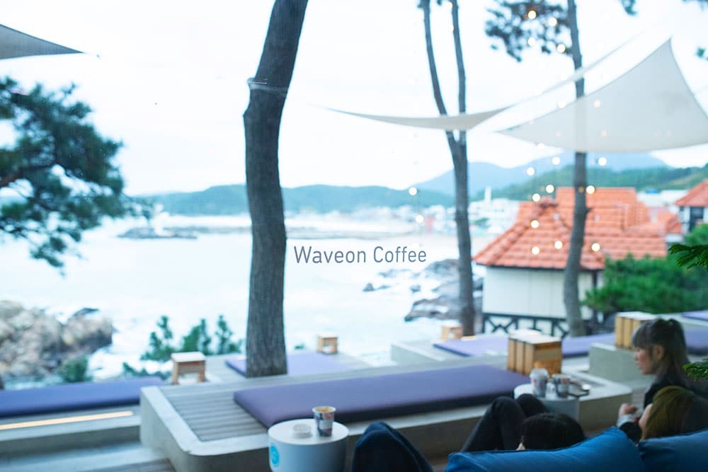 【aveon Coffee】様々なスタイルのテラス席が屋外に。屋上テラスは視界270度！