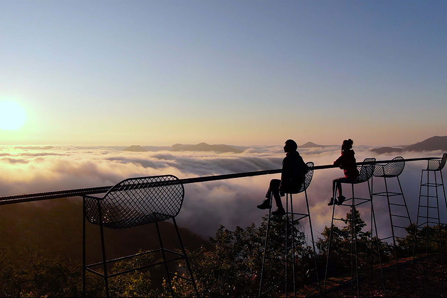 山々の風景の中に浮かぶように座り景色を楽しめる「クラウドバー」。