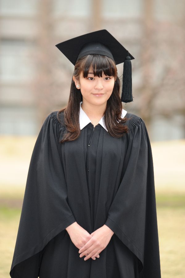 2014年3月、ICUの卒業式にのぞまれる秋篠宮家の長女の眞子さま　©JMPA