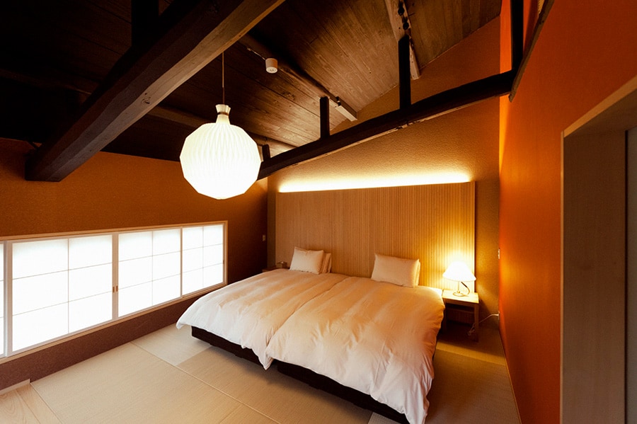 近江屋の202の客室。ベッドはシーリー社製ハイクオリティシリーズを採用。