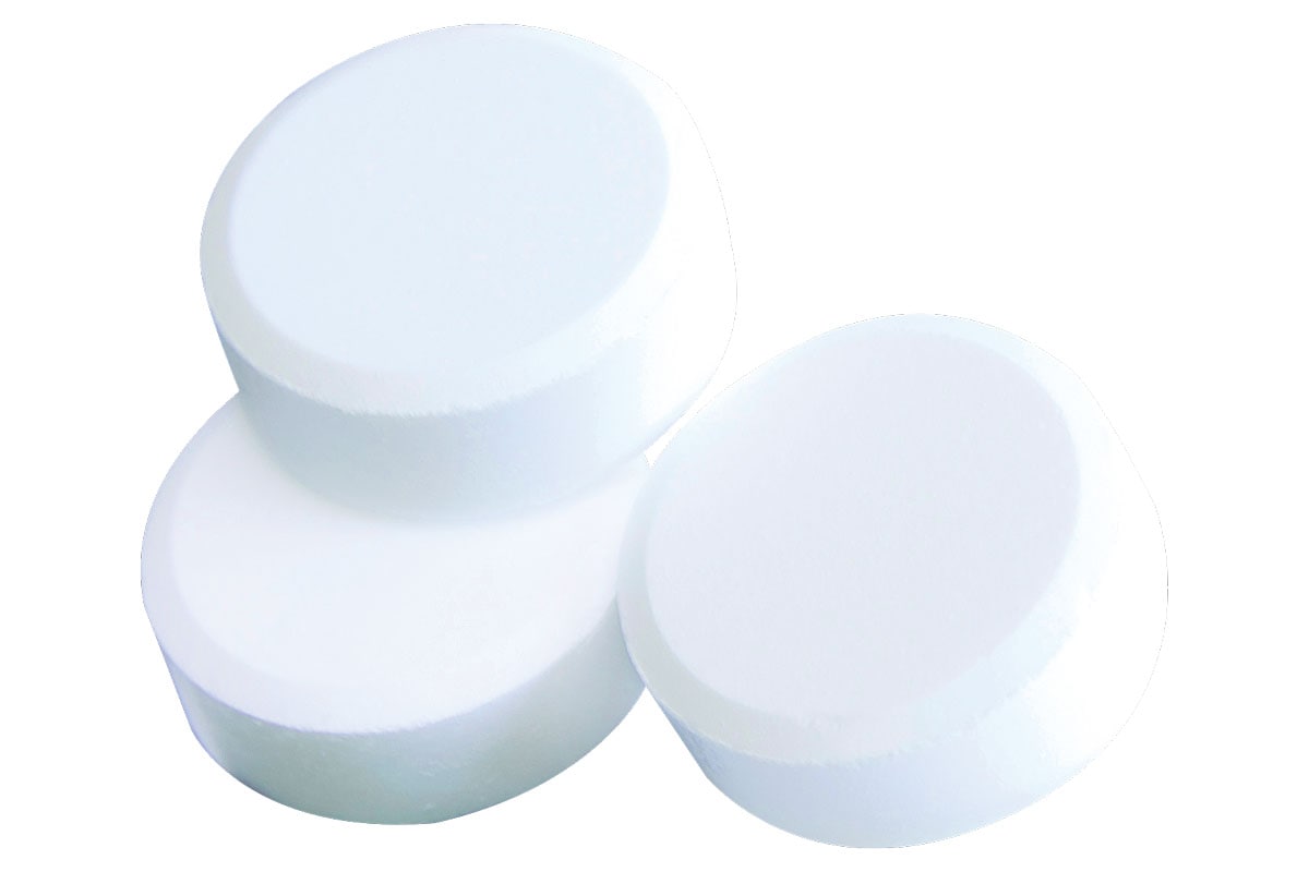 3錠で1回分。重炭酸イオンがお湯にたっぷり溶け込み、塩素を中和。身体を温める、血管を拡張し血行促進する、皮膚の潤いは守りつつ汚れを落とすなど、さまざまな方向に働いてくれる。