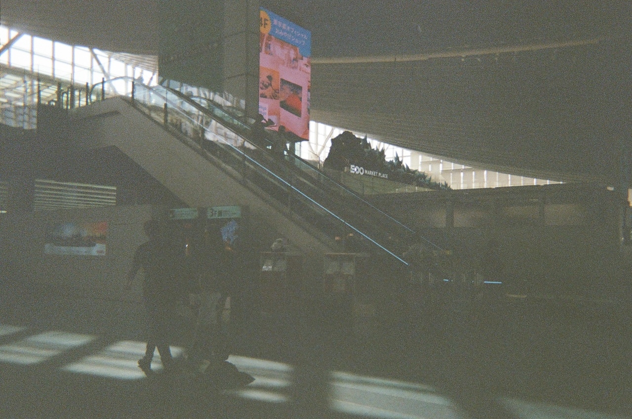 行きに撮れなかった上映素材を投函したポスト。帰りの空港で10日前の私たちを振り返る。
