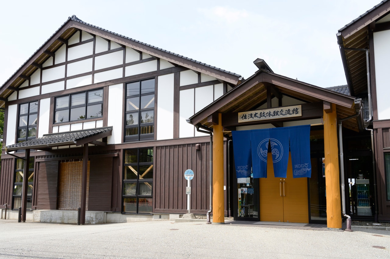 佐渡の木材を使った建物で、館内にはホール、カフェ、展示室、会議室を備え、オリジナルグッズの販売もあります。