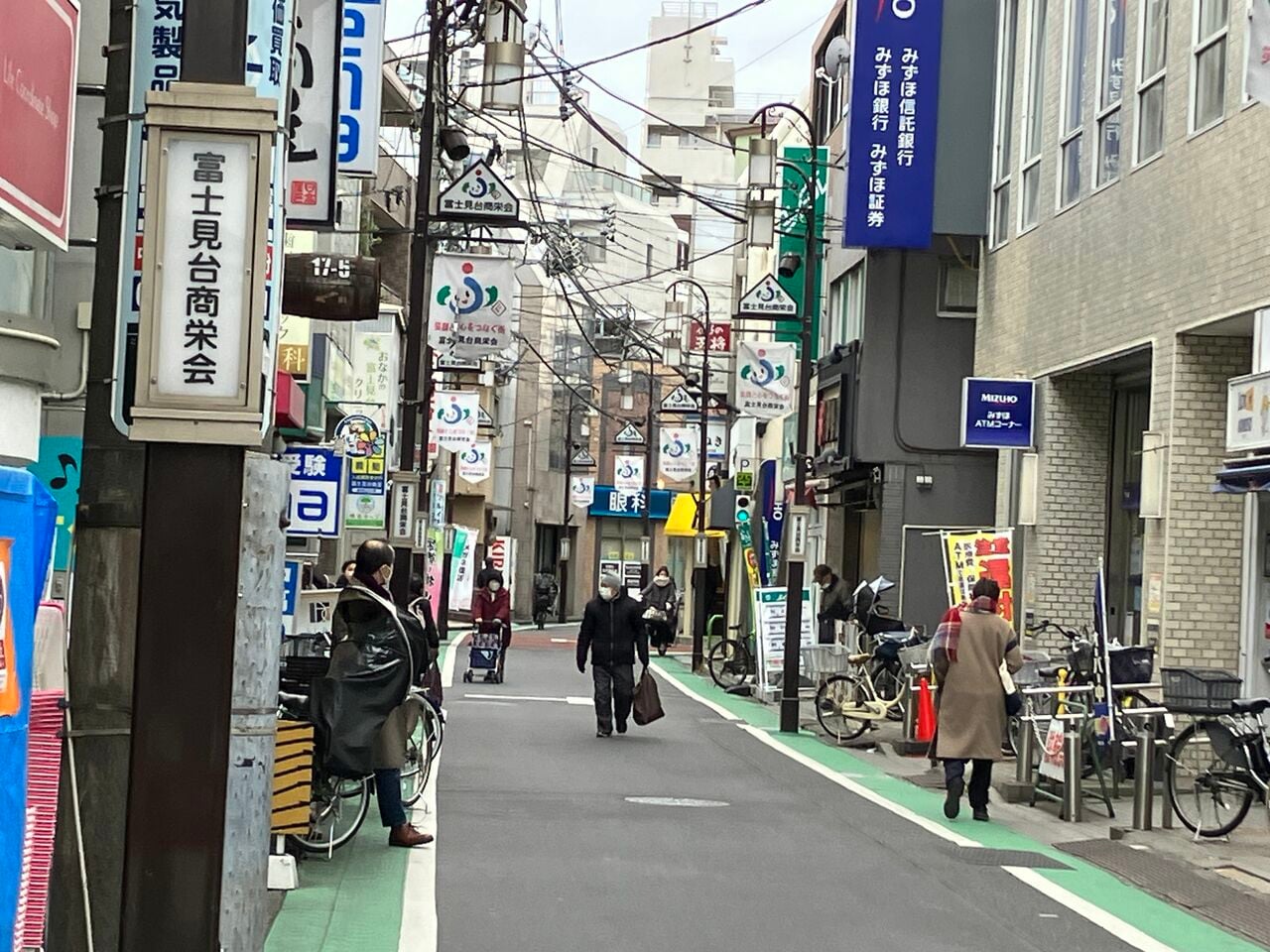 駅から黄色い看板がみえる